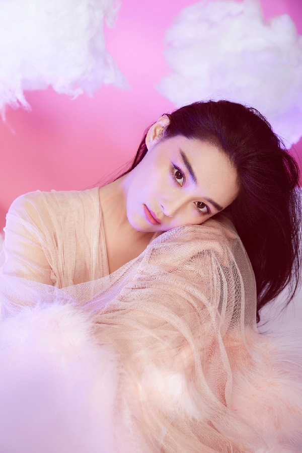 张馨予薄纱遮身变性感尤物 上演粉红诱惑