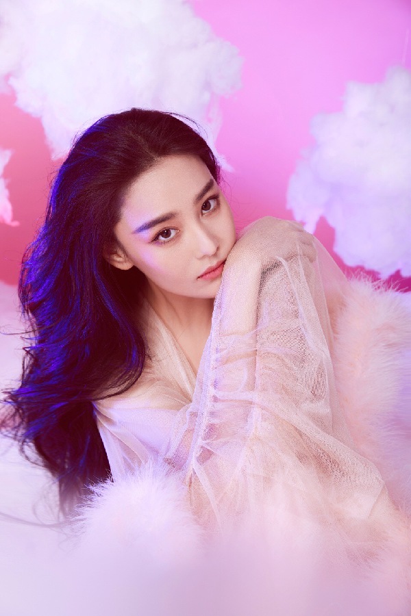 张馨予薄纱遮身变性感尤物 上演粉红诱惑